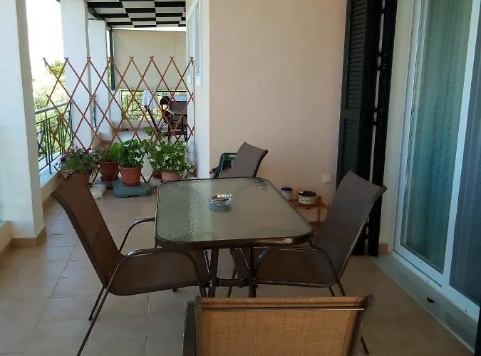 To Ampelaki * Tsoukaladhes