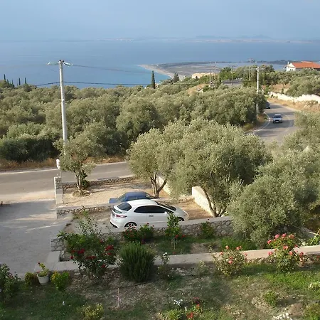 To Ampelaki Tsoukaladhes